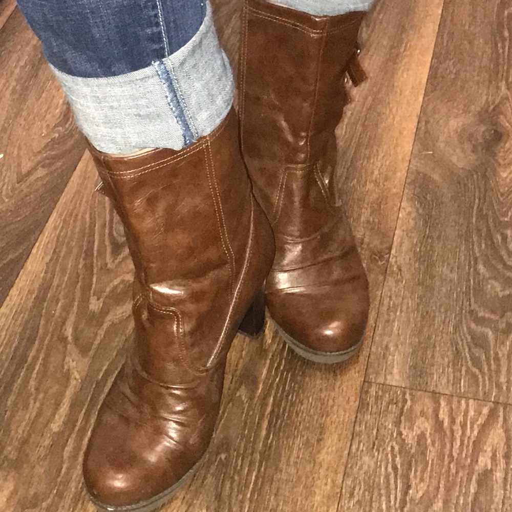 Women’s brown boot with heel